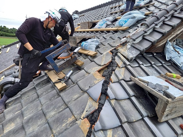 隅棟　半端瓦の取り付け